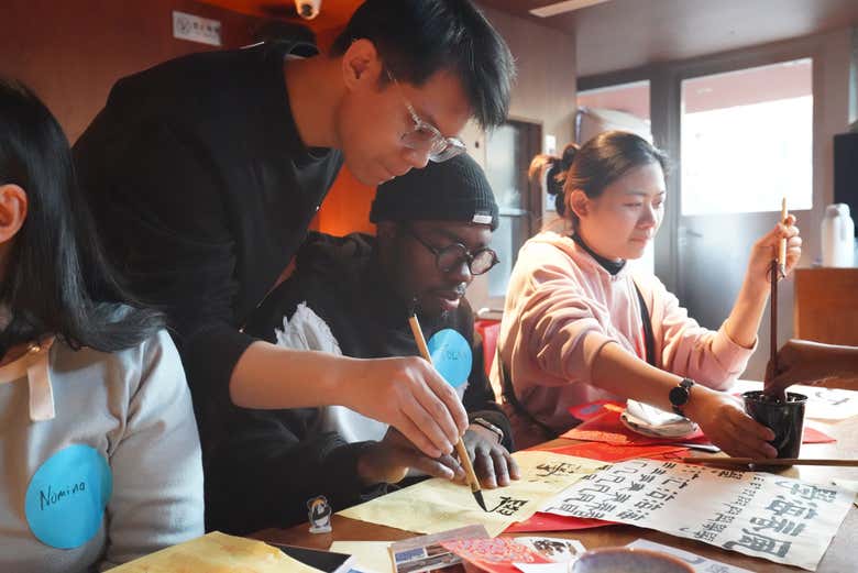 Traçez des caractères de calligraphie chinois